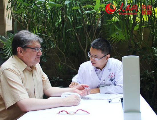 俄罗斯塔斯社中国分社社长基里洛夫进行中医体质辨识