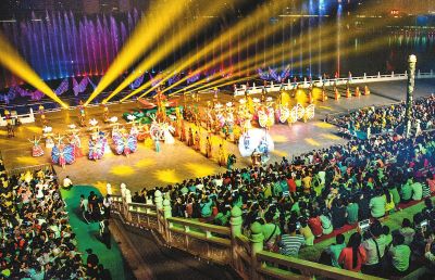 古城西安旅游市场火爆（记者冯炜摄）