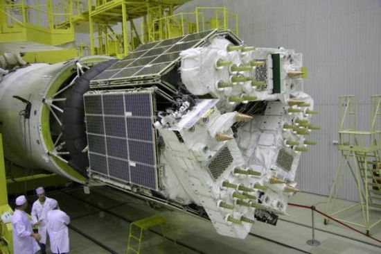 资料图：正在进行星箭组装的“质子”M/DM-3运载火箭，可见三颗“格洛纳斯”卫星紧靠在一起