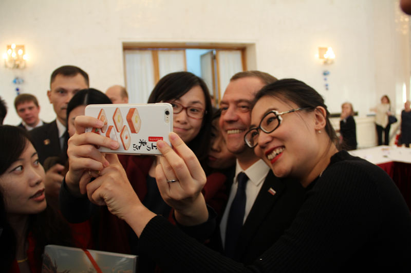 17日下午，俄罗斯总理梅德韦杰夫在俄罗斯驻华使馆会与中国青年代表进行圆桌座谈。结束后与大家自拍合影。人民网记者 赵松摄