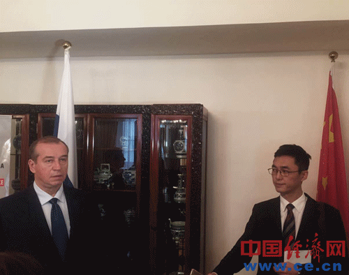 图为伊尔库茨克州州长谢尔盖-列夫琴科(左一)接受中国经济网记者采访