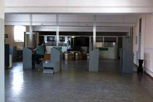 从2014年以来，俄罗斯卢布大幅贬值，当然商品也涨价，但是商品涨价永远追不上卢布贬值的速度。因此，向中国倒卖俄罗斯糖果的生意依然火爆。受到走私糖果的冲击，中俄两国正规贸易商已经无法继续合作。俄罗斯给中国采购商的价格比淘宝的价格都高。中国采购商开始与口岸的走私大户合作，糖果是实实在在的俄罗斯糖果，价格却比俄罗斯供应商的还便宜。