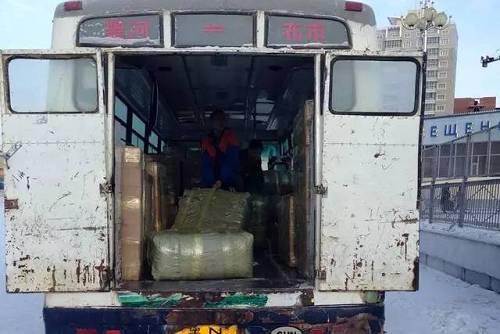 《俄罗斯经济评论》指出，俄罗斯边境海关对自用商品有明确规定：个人过境携带自用商品只要申报都有权过境。但是对自用商品的数量没有具体规定，更没有对自用商品严格的界定，俄海关人员只能根据具体的情况在现场判定。这就给许多走私人员带来可趁之机，走私者只要疏通好俄罗斯海关人员，就可以大量的携带“自用”商品。