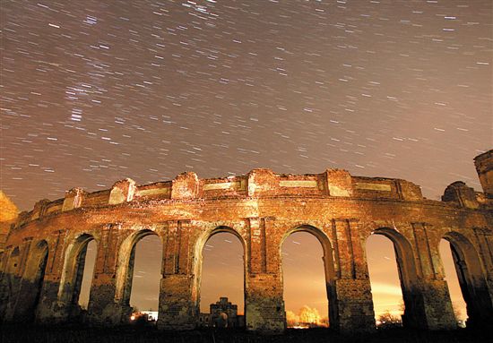 距离白俄罗斯首都明斯克西南250公里处的卢兹恒尼村，漫天星空高挂在赛佩嘉城堡废墟上空