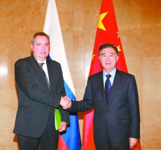 6月19日至20日，国务院副总理、中俄总理定期会晤委员会中方主席汪洋在黄山与俄罗斯副总理、俄方主席罗戈津举行会晤。这是6月20日，汪洋与罗戈津在会晤前握手。