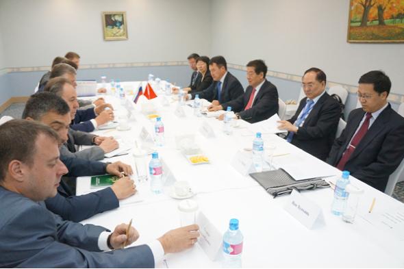 图为：于广洲在塔什干与别利亚尼诺夫举行双边会谈