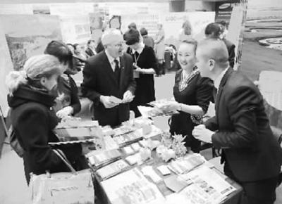 呼伦贝尔市旅游局在俄罗斯进行旅游产品推介。