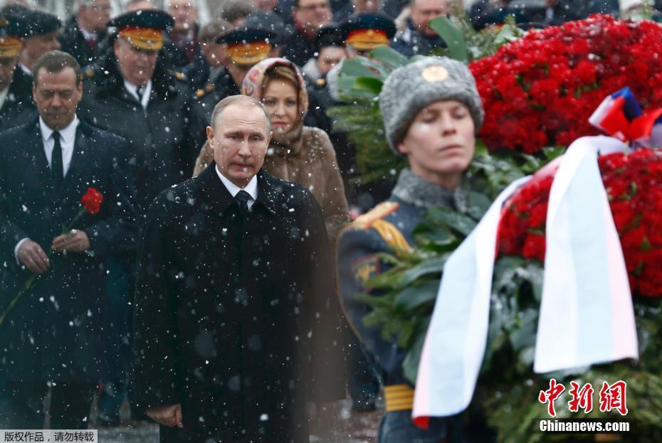 俄罗斯庆祝祖国保卫者日 普京出席纪念仪式