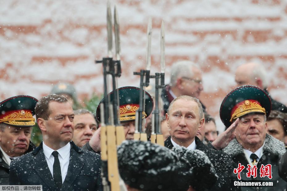 俄罗斯庆祝祖国保卫者日 普京出席纪念仪式