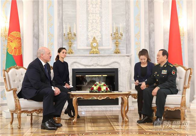 4月6日上午，白俄罗斯总统卢卡申科在明斯克总统府会见了到访的国务委员兼国防部长魏凤和。李晓伟摄