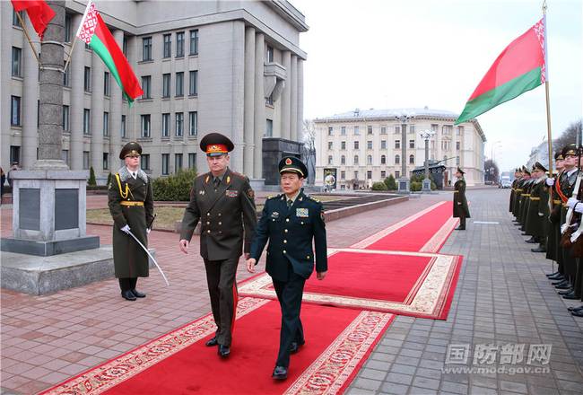 4月6日上午，国务委员兼国防部长魏凤和与白俄罗斯国防部长拉夫科夫举行正式会谈。会谈前，拉夫科夫陪同魏凤和检阅白军仪仗队。白雪骐摄