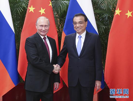 6月8日，国务院总理李克强在北京人民大会堂会见来华进行国事访问并出席上海合作组织青岛峰会的俄罗斯总统普京。 新华社记者 姚大伟 摄