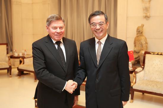 图为 周强会见俄罗斯最高法院院长列别杰夫。孙若丰 摄